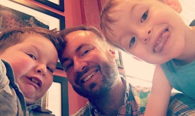 Giúp hai con trai mừng sinh nhật vợ cũ, người cha này dạy con trở thành người đàn ông tốt 